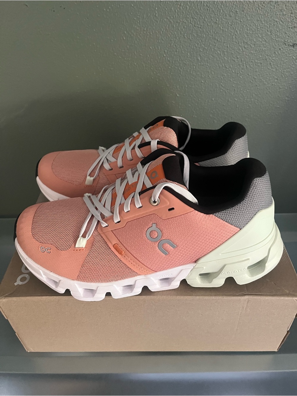 On Cloudflyer 4 Peach/Aloe Women’s Running Shoes Size 7.5 New in Box - Picture 2 of 4
